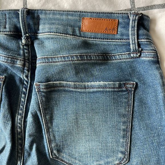 Like new Abercrombie and Fitch ankle jeans - Picture 6 of 6